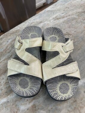 Vionic Womens Lauren Sandal Size 7 Velcro adjustable straps slip on